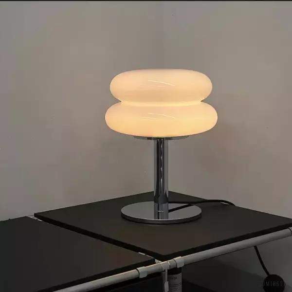 Lampka stołowa szklana minimalistyczna biała - boczny widok, lekka linia