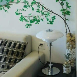 Biała lampa stołowa z wielowarstwowym kloszem, widok z góry na układ warstw
