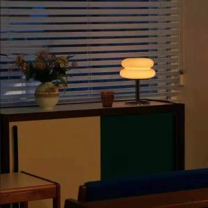 Lampka stołowa Bauhaus ze szklanym kloszem - widok od góry, kulista forma