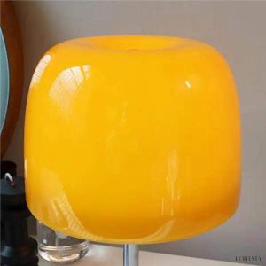 image_16-91.jpg Minimalistyczna lampa stołowa Bauhaus z kolorowym kloszem