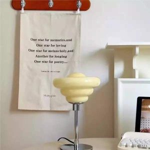 Lampa stołowa w stylu nordyckim z szklanym kloszem