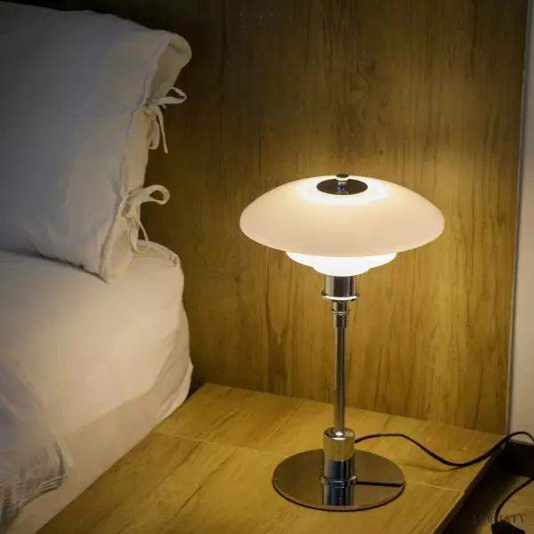Lampa stołowa biała z wielowarstwowym kloszem, detal gładkiego wykończenia