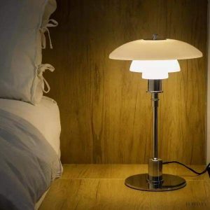 Lampa stołowa biała z wielowarstwowym kloszem, ujęcie eksponujące lekkość bryły