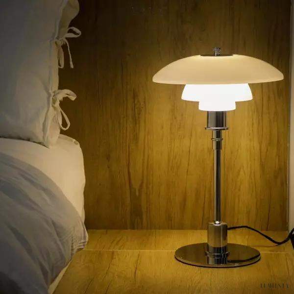 Lampa stołowa biała z wielowarstwowym kloszem, ujęcie eksponujące lekkość bryły