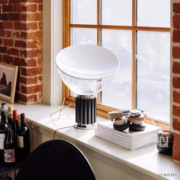 Lampa stołowa Taccia z unikalnym kształtem reflektora
