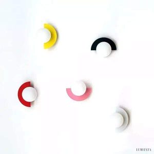 Kolorowa lampa ścienna Nordic Candy z szklanym kloszem