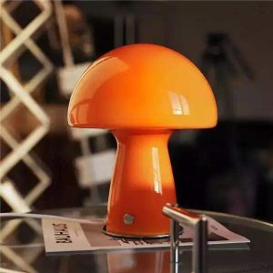 Lampka stołowa grzybek w stylu Bauhaus - zbliżenie na sylwetkę