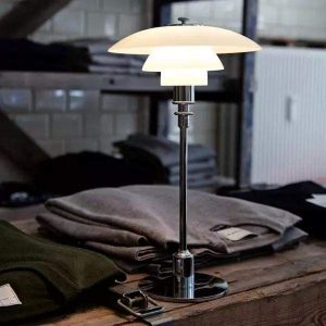 Lampa stołowa biała wielowarstwowy klosz, detal górnej części i smukłej podstawy