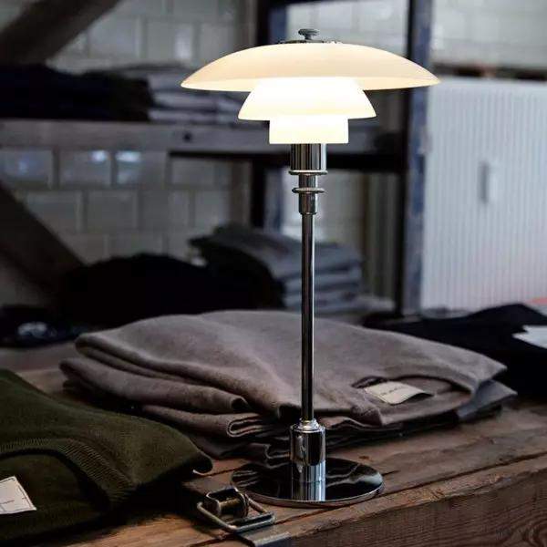 Lampa stołowa biała wielowarstwowy klosz, detal górnej części i smukłej podstawy