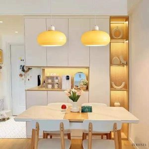 Nowoczesna szklana lampa wisząca w minimalistycznym stylu