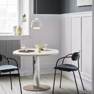 Biała lampa wisząca retro Uti z metalowym kloszem o stożkowej formie