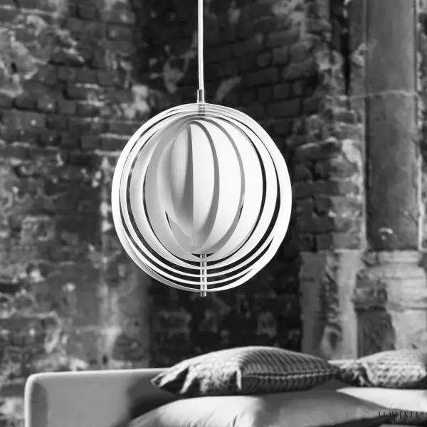 Moon Kształt Księżyca - biała metalowa lampa wisząca na ciemnym tle