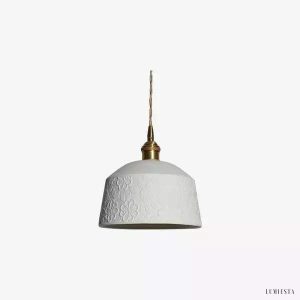 Ceramiczna lampa wisząca z kwiatowym wzorem, widok z boku
