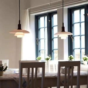 Metalowa lampa wisząca Poria biała dyskowa, widok na centralny punkt zawieszenia
