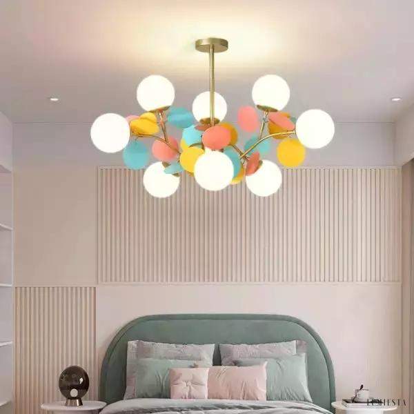 Lampa wisząca w kształcie kulek w pastelowych kolorach