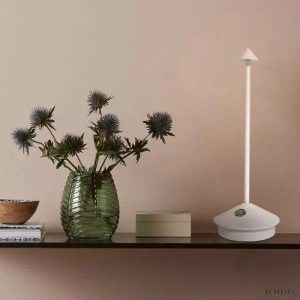 Stołowa lampa LED stożek metalowa - zbliżenie na stożkowy korpus i górny pierścień