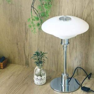 Biała lampa stołowa wielowarstwowy klosz, ujęcie podkreślające regularne linie