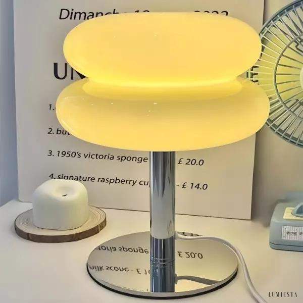 Lampka stołowa Bauhaus - biała podstawa i mleczny szklany klosz w zbliżeniu