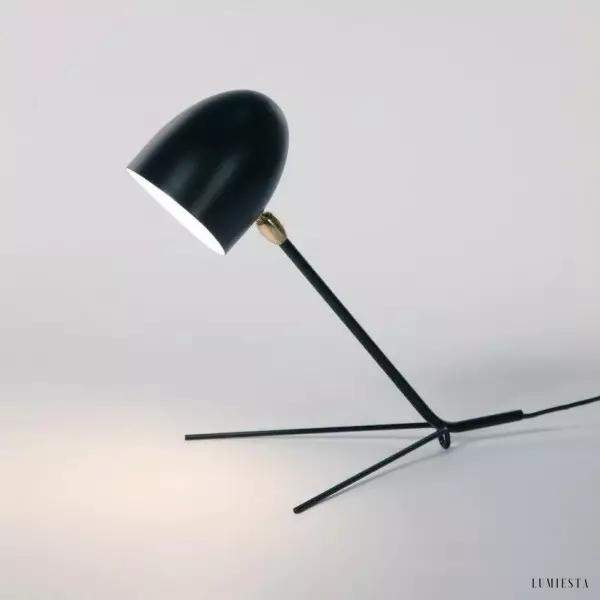 Lampa stołowa tripod czarna z nowoczesnym designem, detal metalowej podstawy i mocowania