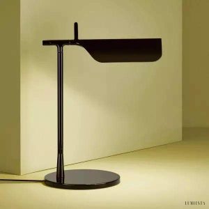 Lampa biurkowa czarna Tab z regulowanym kloszem — minimalistyczny design na białym tle