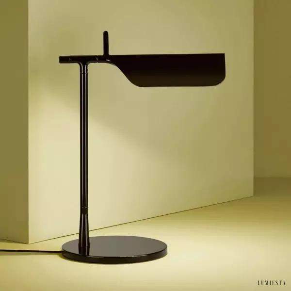Lampa biurkowa czarna Tab z regulowanym kloszem — minimalistyczny design na białym tle