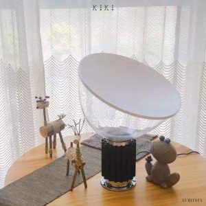 Lampa stołowa Taccia z unikalnym kształtem reflektora