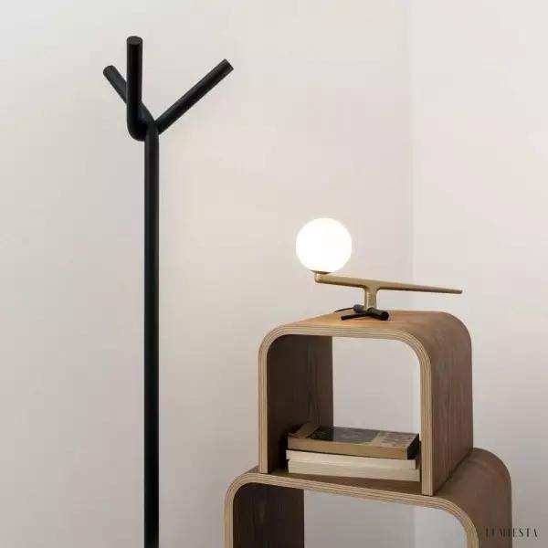 Lampa stołowa Yanzi kula na podstawie z mosiądzu