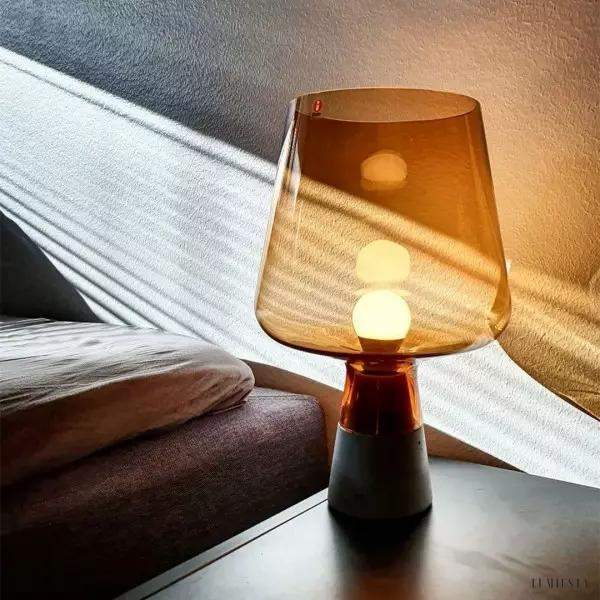 Lampa stołowa Leimu z ręcznie dmuchanego szkła i betonu
