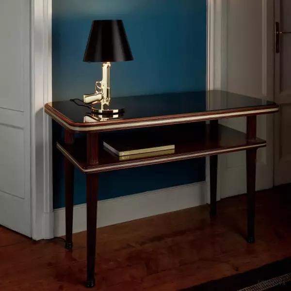 Lampa biurkowa metalowa pistolet na blacie, widoczna stabilna podstawa