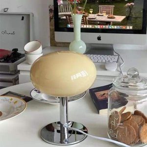 Biała owalna lampa stołowa Bauhaus ze szklanym kloszem i podstawą