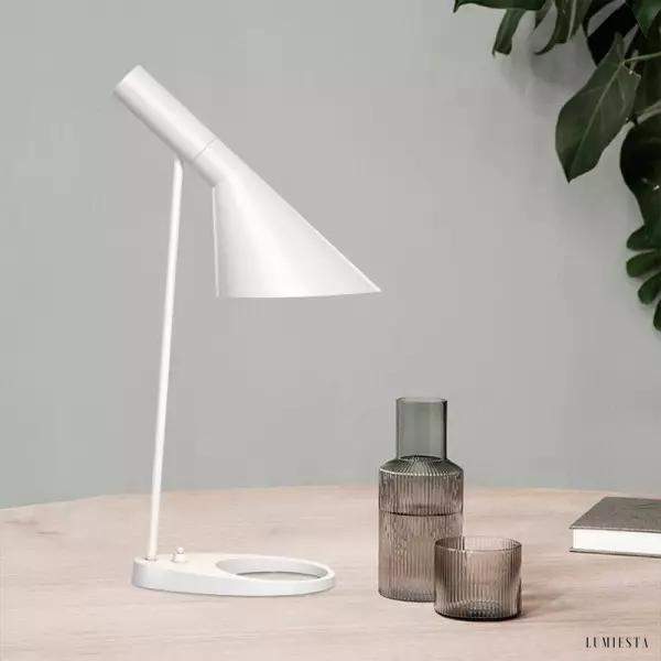 Asymetryczna lampa stołowa metalowa nowoczesna w kolorze białym — regulowane ramię na białym tle