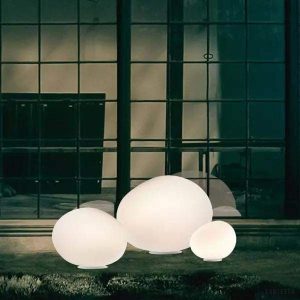 Lampa podłogowa Gregg w kształcie kamieni milowych