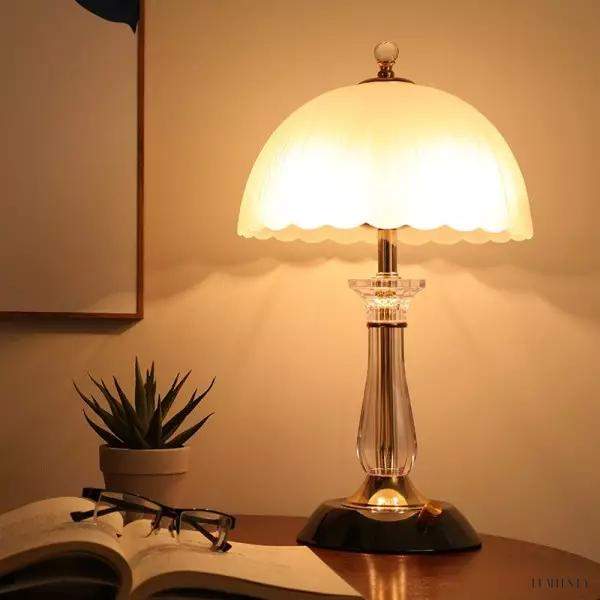 Nowoczesna lampa stołowa z kloszem w kształcie muszli, widok z przodu