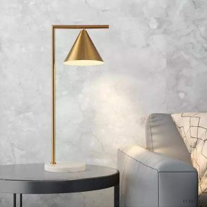 Czarna lampa stojąca Captain Flint z metalowym kloszem - profil boczny