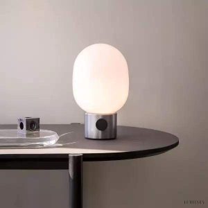 Lampa stołowa JWDA z opalowym kloszem i smukłą podstawą w ciemnym wykończeniu