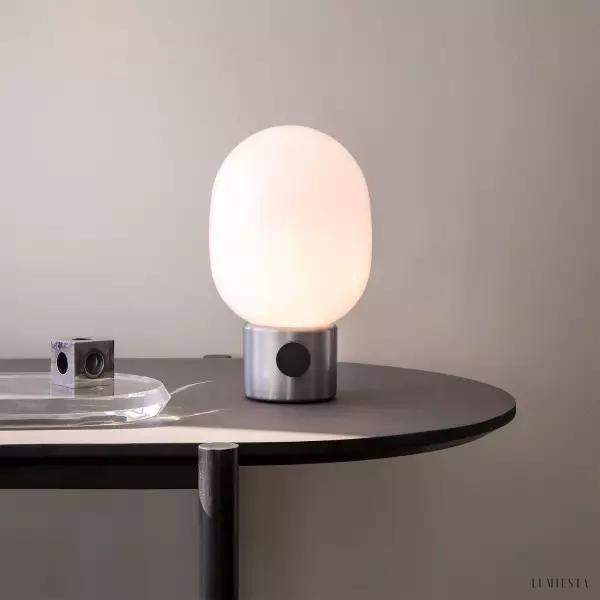 Lampa stołowa JWDA z opalowym kloszem i smukłą podstawą w ciemnym wykończeniu