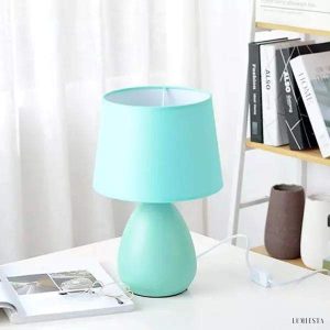 Nowoczesna ceramiczna lampa stołowa, zbliżenie na połączenie klosza i podstawy