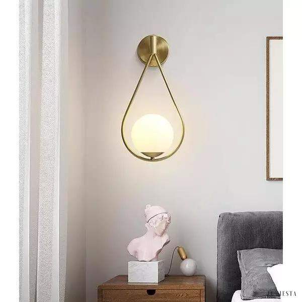 Lampa ścienna z mosiądzu w stylu vintage z opalowym kloszem