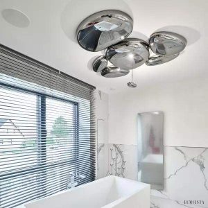 Plafon Skydro 110 cm z chromowanymi elementami, ujęcie z lekkiego kąta