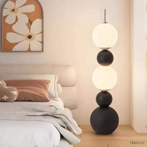 Minimalistyczna lampa podłogowa kule biała i czarna Molecular Ball, widok z przodu