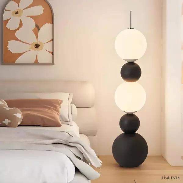 Minimalistyczna lampa podłogowa kule biała i czarna Molecular Ball, widok z przodu
