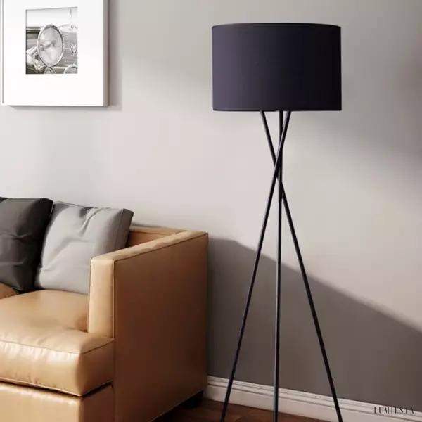 Czarna lampa stojąca LED na trójnogu do salonu, profil boczny i stabilna podstawa