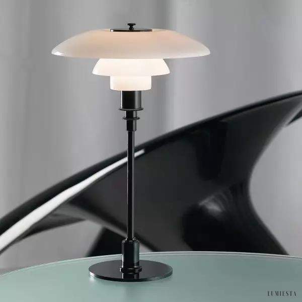 Lampa stołowa biała z wielowarstwowym kloszem, ujęcie z boku na łagodne łuki