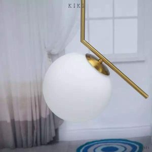Lampa wisząca IC Lights z szklaną kulą w eleganckim stylu