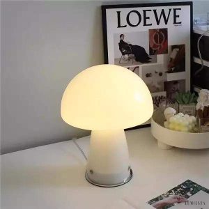 Lampka stołowa grzybek - podstawa i klosz w jednym kadrze