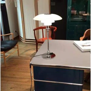 Biała lampa stołowa w stylu duńskim, widok boczny na wielowarstwowy klosz