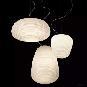 Lampa wisząca z dmuchanego szkła o okrągłej formie - widok z dołu