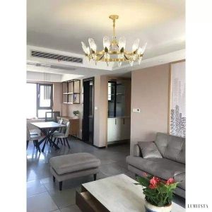 Kryształowy żyrandol mosiężny w kształcie fali - widok pod kątem z eleganckim zwisem