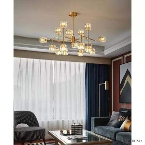 Lampa sufitowa kryształowa złota minimalistyczna, widok z boku na smukłą formę