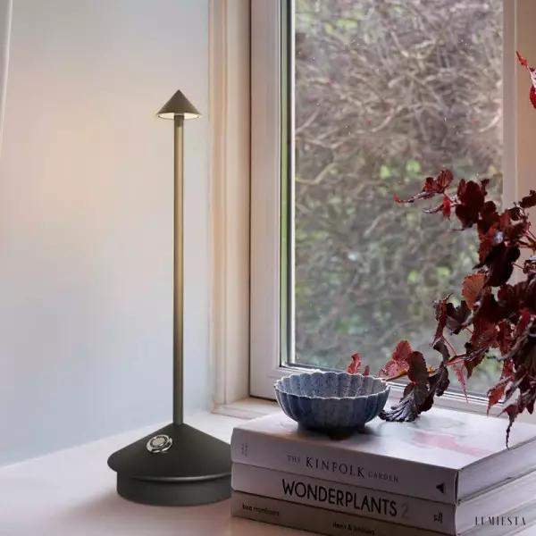 Lampa stołowa LED akumulatorowa stożkowa z metalową podstawą — minimalistyczny design na białym tle